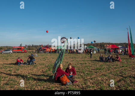 Alternative Lebens-, Aktivismus- und Non-violente-Umwelt-Demonstration gegen RWE`s Braunkohleminen und Zerstörung des Hambacher Waldes. Stockfoto